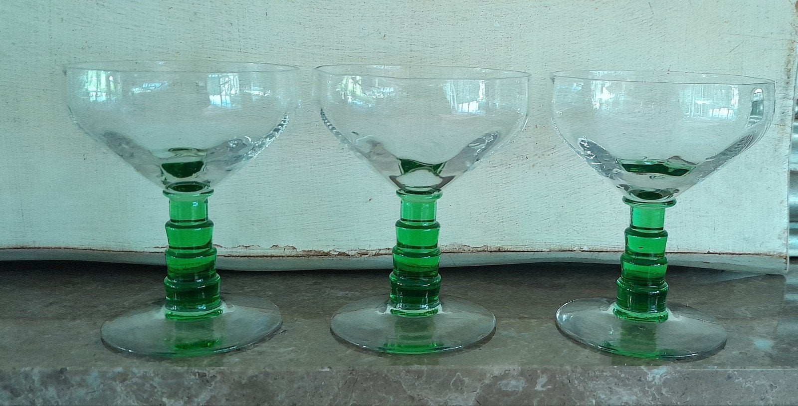 3 prachtige wijnglazen op groene voet.., Antiquités & Art, Antiquités | Verre & Cristal, Enlèvement ou Envoi