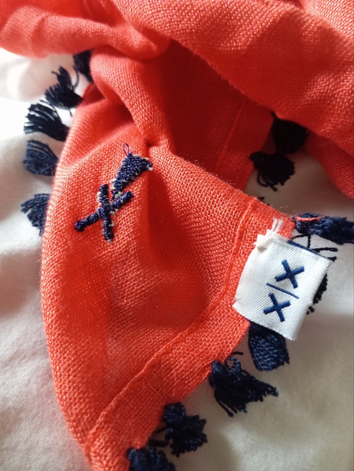 driehoekig sjaaltje in oranjerood met blauwe flosjes, Kleding | Dames, Mutsen, Sjaals en Handschoenen, Ophalen of Verzenden