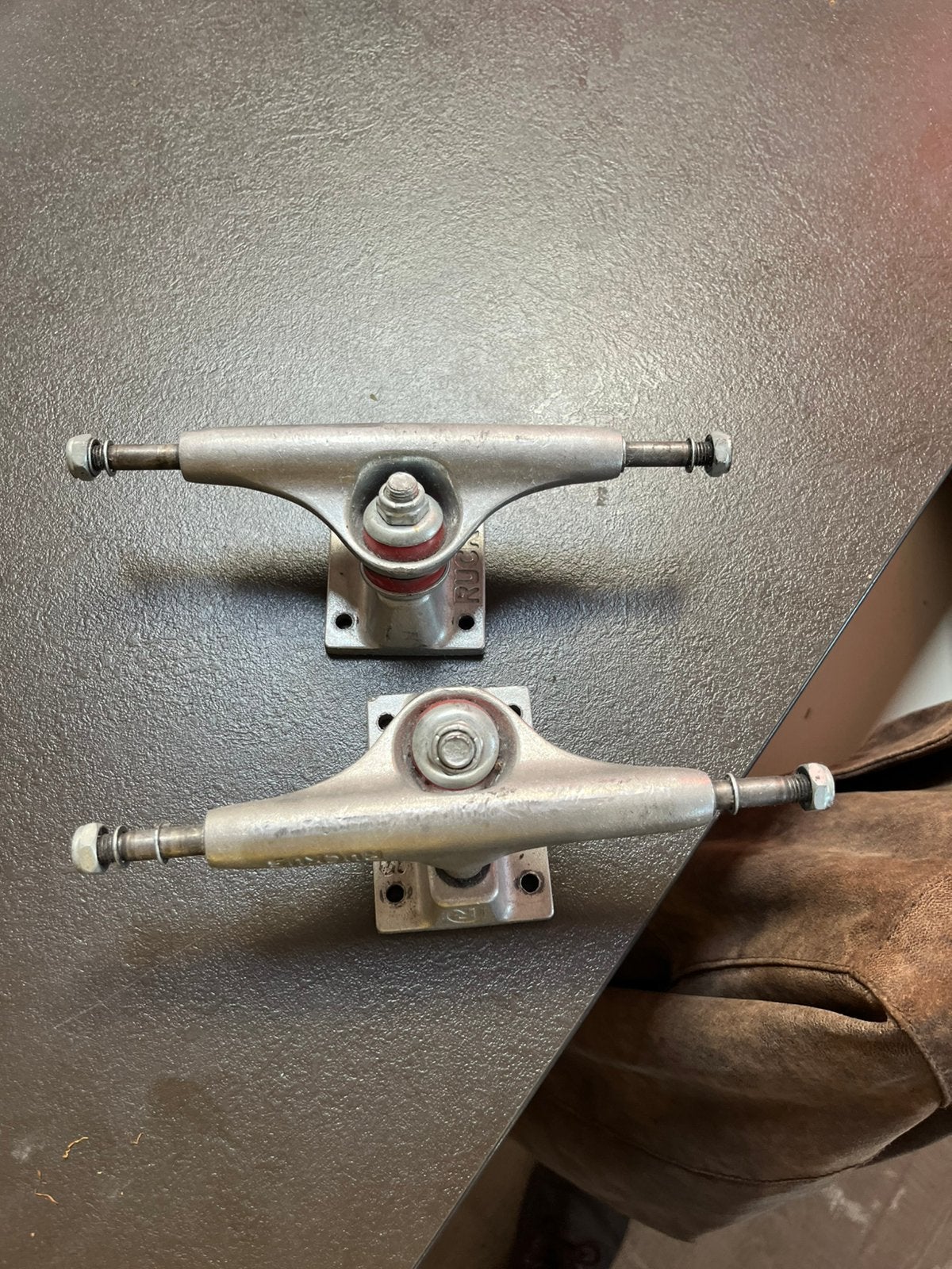 Ruckus 5.25 Skateboard Trucks – Set van 2, Enlèvement ou Envoi, Comme neuf, Skateboard