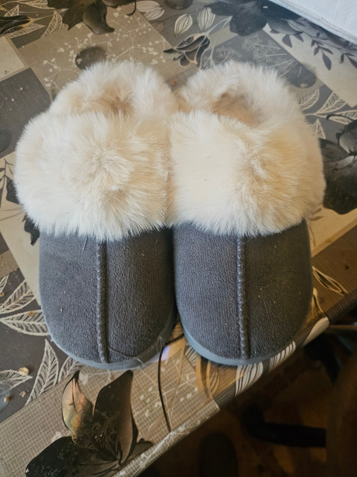 nieuwe pantoffels maat 33 grijs, Kinderen en Baby's, Kinderkleding | Schoenen en Sokken, Ugg, Overige typen, Nieuw, Ophalen of Verzenden