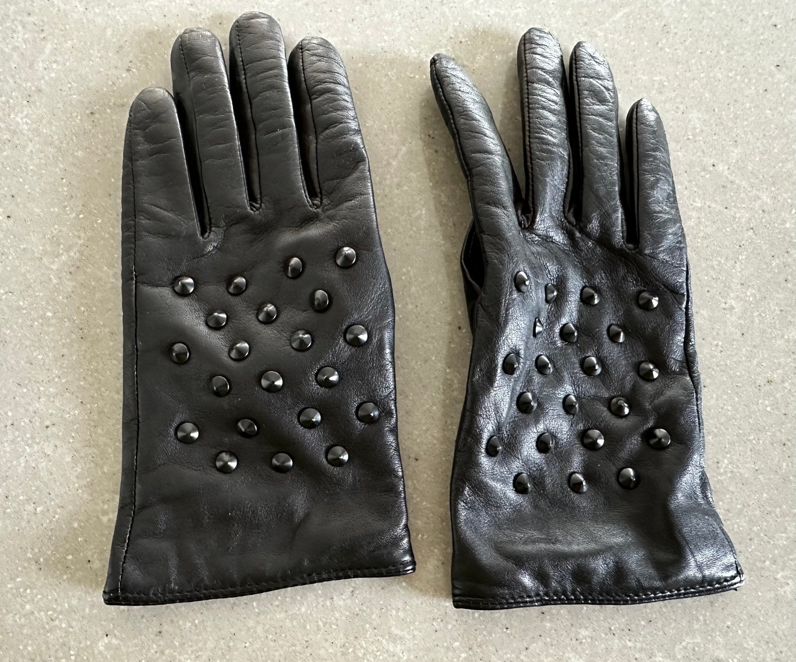 Handschoenen met studs in leder, Ophalen of Verzenden, Zo goed als nieuw, Handschoenen