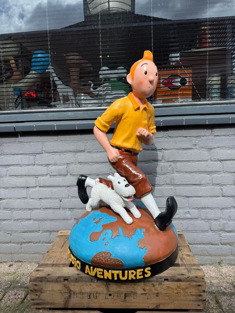 Kuifje beeld op de wereldbol, Verzamelen, Ophalen, Kuifje, Gebruikt, Beeldje of Figuurtje