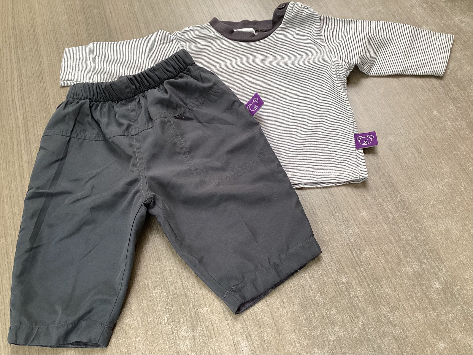 2-delig babysetje Piu Belle (shirt + broek) grijs 6 maanden, Ophalen, Zo goed als nieuw, Jongetje, Setje