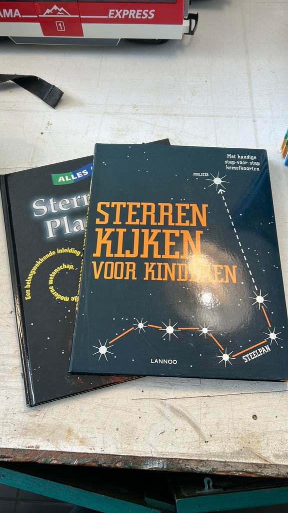 Informatieve boeken sterren en planeten, Boeken, Ophalen, Zo goed als nieuw