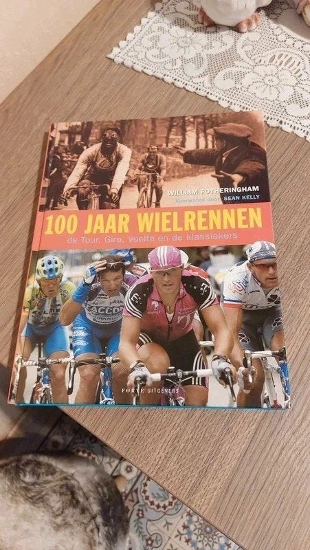 100 jaar wielrennen, de Tour, Giro, Vuelta en de klassiekers, Enlèvement ou Envoi, Comme neuf, Course à pied et Cyclisme