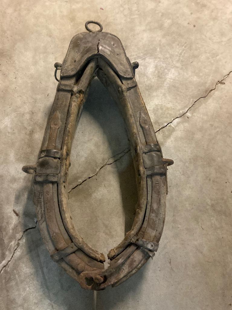 Ancien collier d’épaule de cheval de trait, Enlèvement
