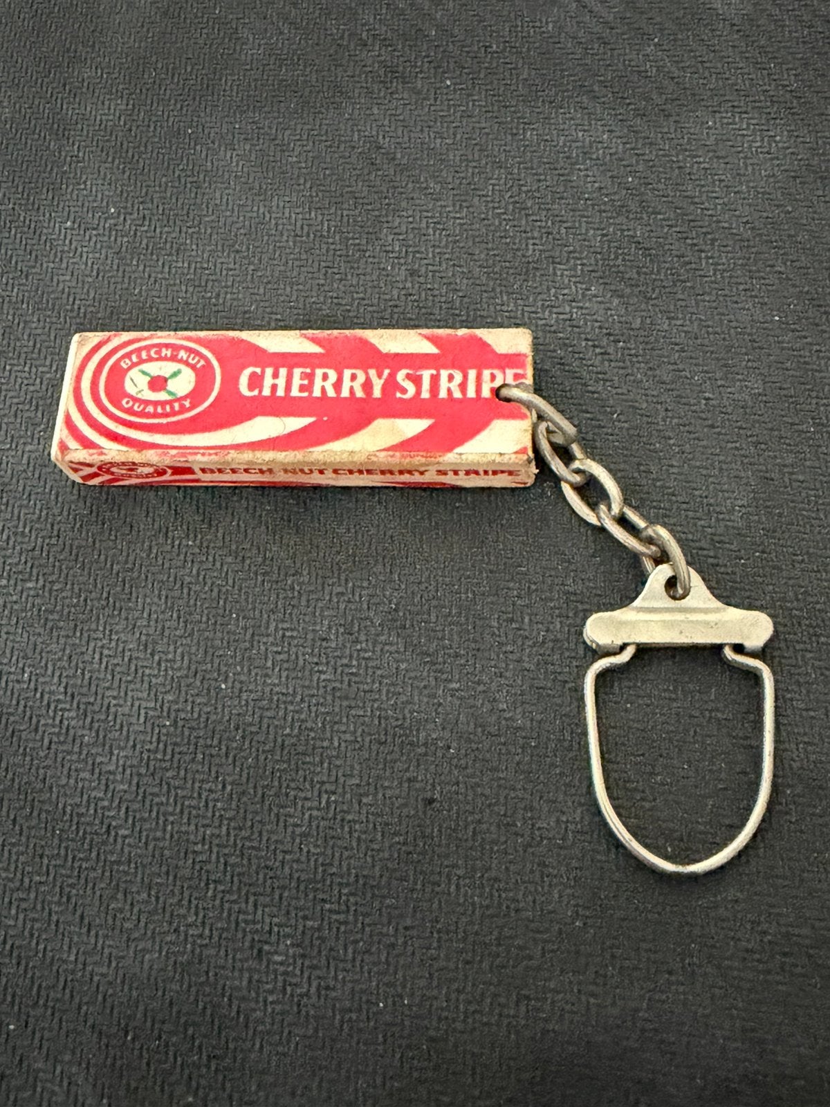 Vintage Beech-Nut Cherry Stripe sleutelhanger USA 50/60, Collections, Porte-clés, Comme neuf, Marque, Envoi