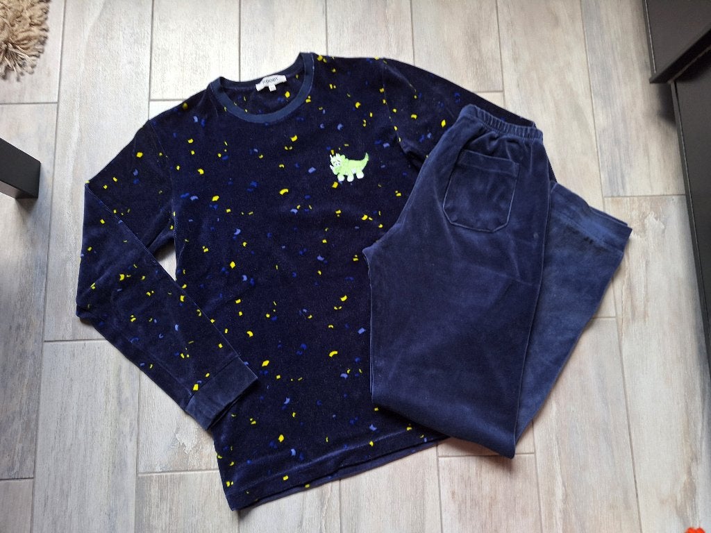 ★ M164 - Woody winterpyjama velours thema dino, Nacht- of Onderkleding, Ophalen of Verzenden, Zo goed als nieuw, Jongen