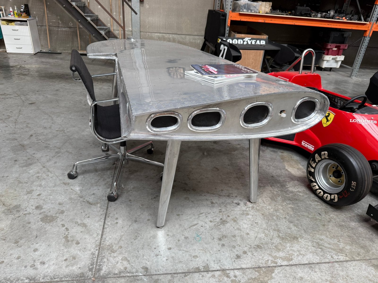 Design tafel aluminium vleugel.  Vitra stoel als nieuw., Ophalen of Verzenden