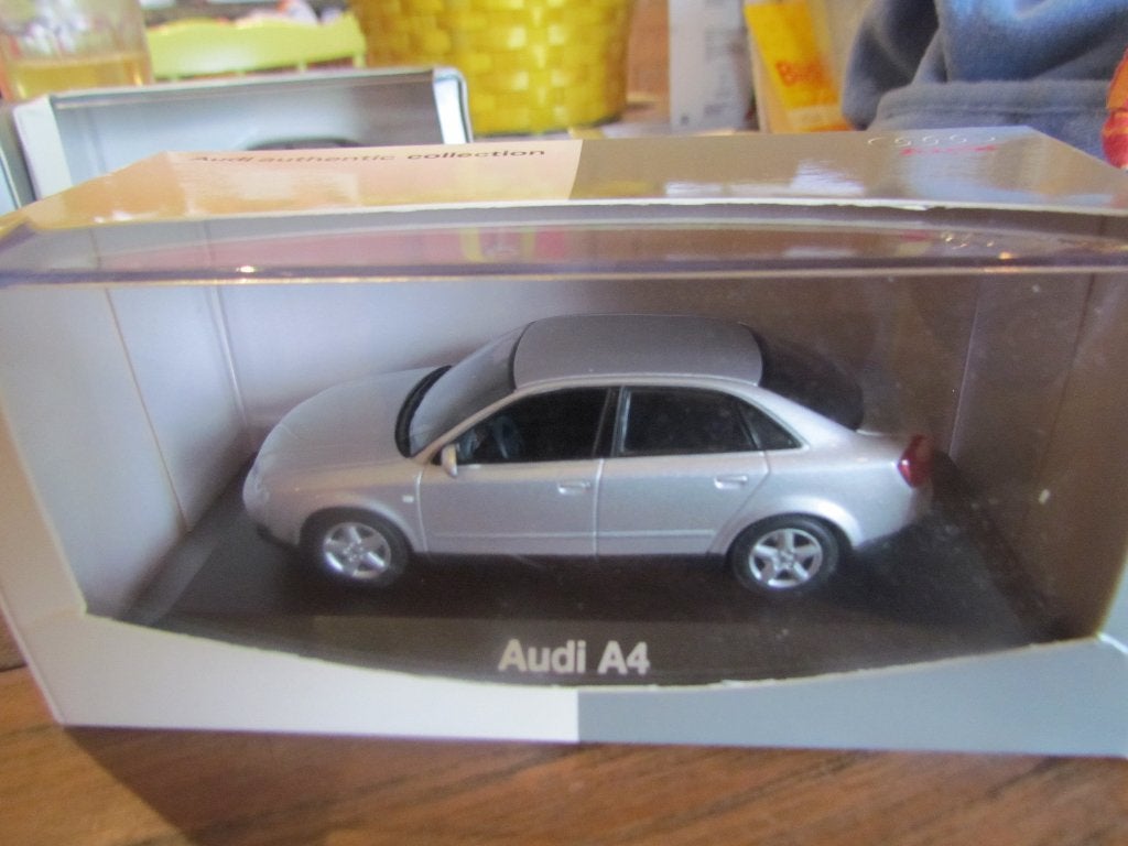 Minichamps Audi A4 gris clair 1/43, Hobby en Vrije tijd, Modelauto's | 1:43, Ophalen of Verzenden, Nieuw, Auto, MiniChamps