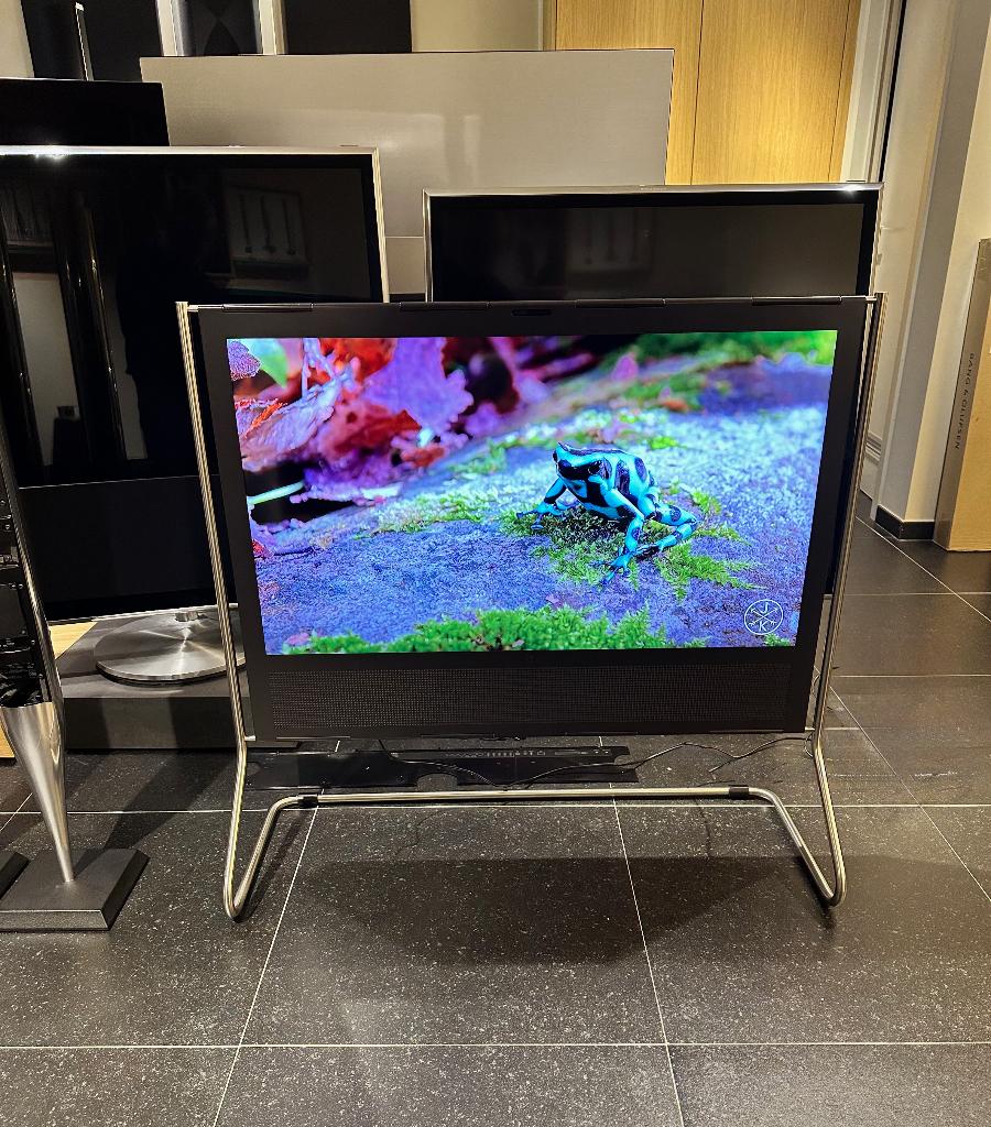 Bang & Olufsen Beoplay V1-40 op floor stand - B&O, Audio, Tv en Foto, Televisie-accessoires, Ophalen, Info@bang-olufsen.dk, Zo goed als nieuw