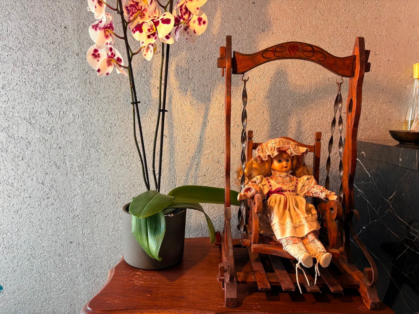 Vintage houten poppenschommel met decoratieve pop, Verzamelen, Poppen, Ophalen, Zo goed als nieuw, Pop, Levensecht of Reborn
