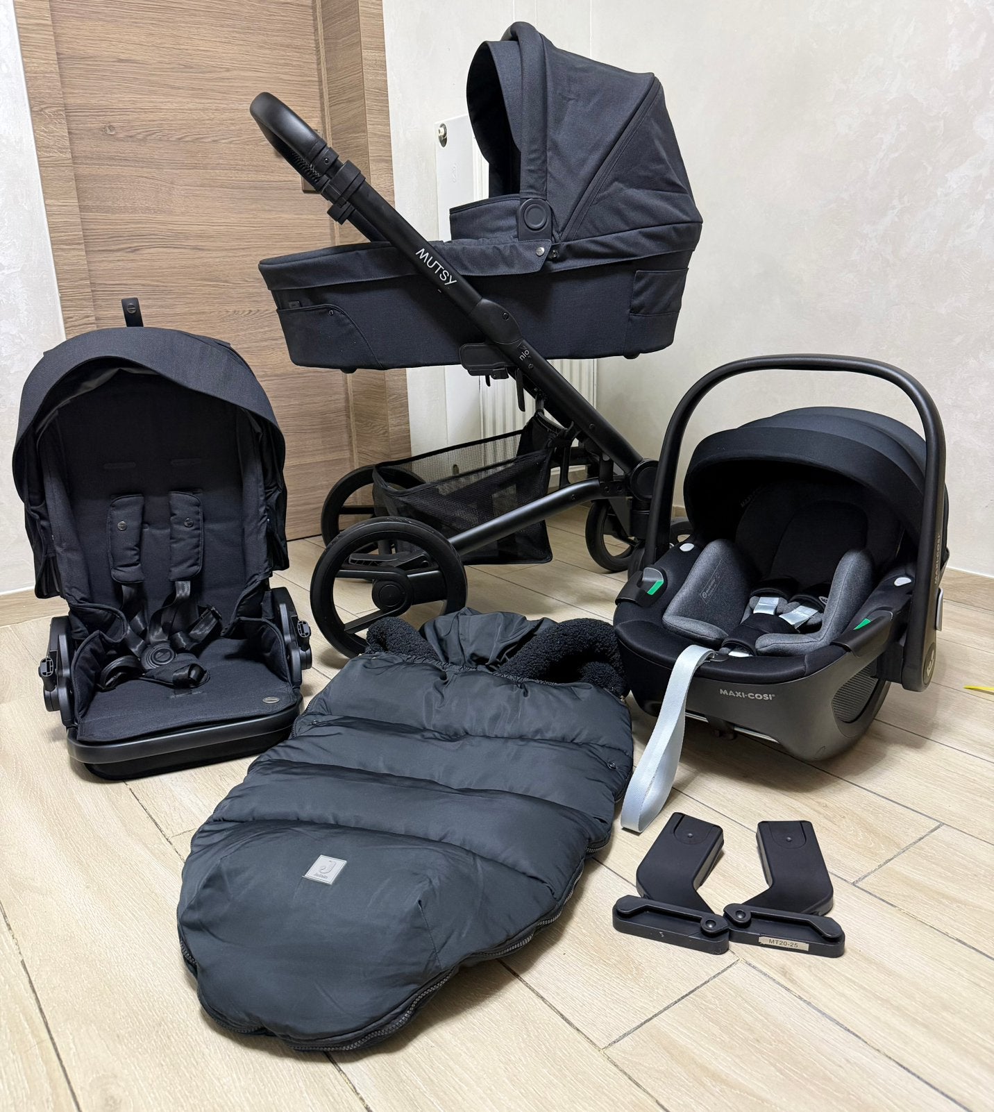 Mutsy Nio Black/Black kinderwagen 3-in-1 Complete Set, Couverture pieds, Ba, Comme neuf, Enlèvement