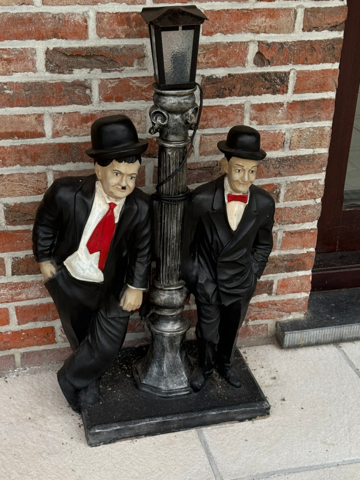 Vintage: beeld dikke en dunne aan lantaarnpaaltje, Ophalen, Zo goed als nieuw