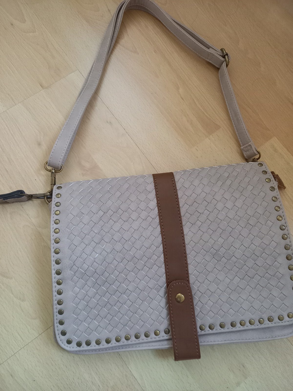 Beau sac à bandoulière Hand cm, Bijoux, Sacs & Beauté, Sacs | Sacs à bandoulière, Enlèvement ou Envoi, Cuir