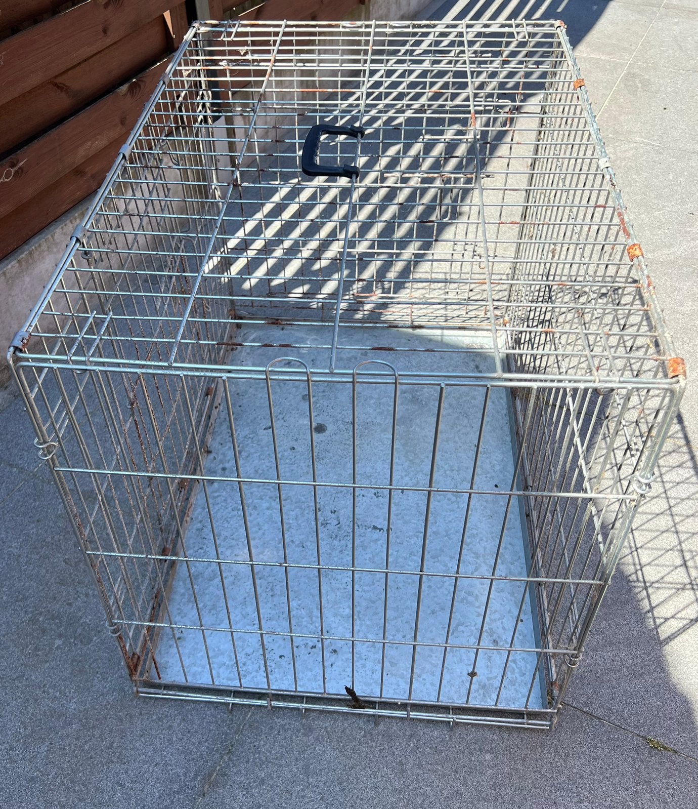 2 hondenbenches – groot & klein – ook apart te koop, Ophalen, Gebruikt