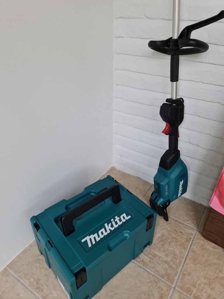 TONDEUSE GAZON /DEBROUSSAILLEUSE MAKITTA NEUVE ., Jardin & Terrasse, Neuf, Tondeuses à gazon sur batterie, Tondeuse rotative, Démarrage électrique