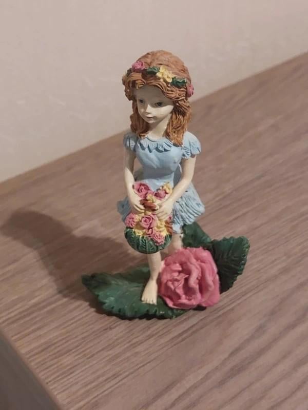 Decoratief beeldje : Meisje met bloemen, Ophalen of Verzenden, Zo goed als nieuw, Mens