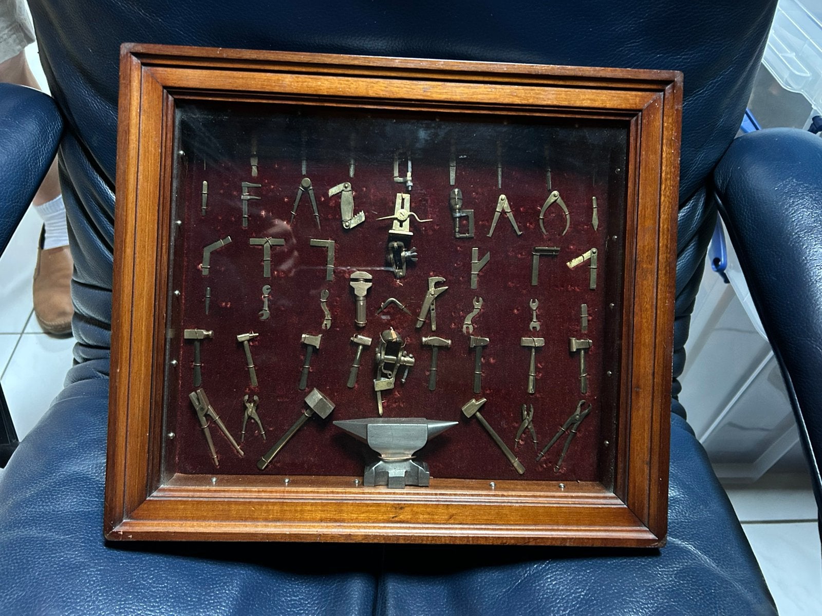Handgemaakt miniatuur smidse gereedschap, Ophalen