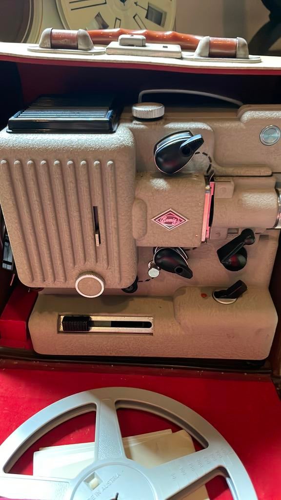 Titre : Projecteur Eumig P8 vintage avec valise, Ophalen, Projector