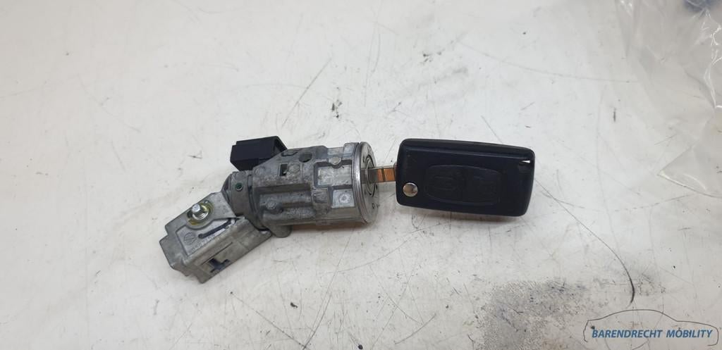 Serrure de contact avec cl 2 boutons Citro n C3 cl pliante e, Citroën, Stellantis N.V., Utilisé, Taurusavenue 1
2132 LS  Hoofddorp, NL
