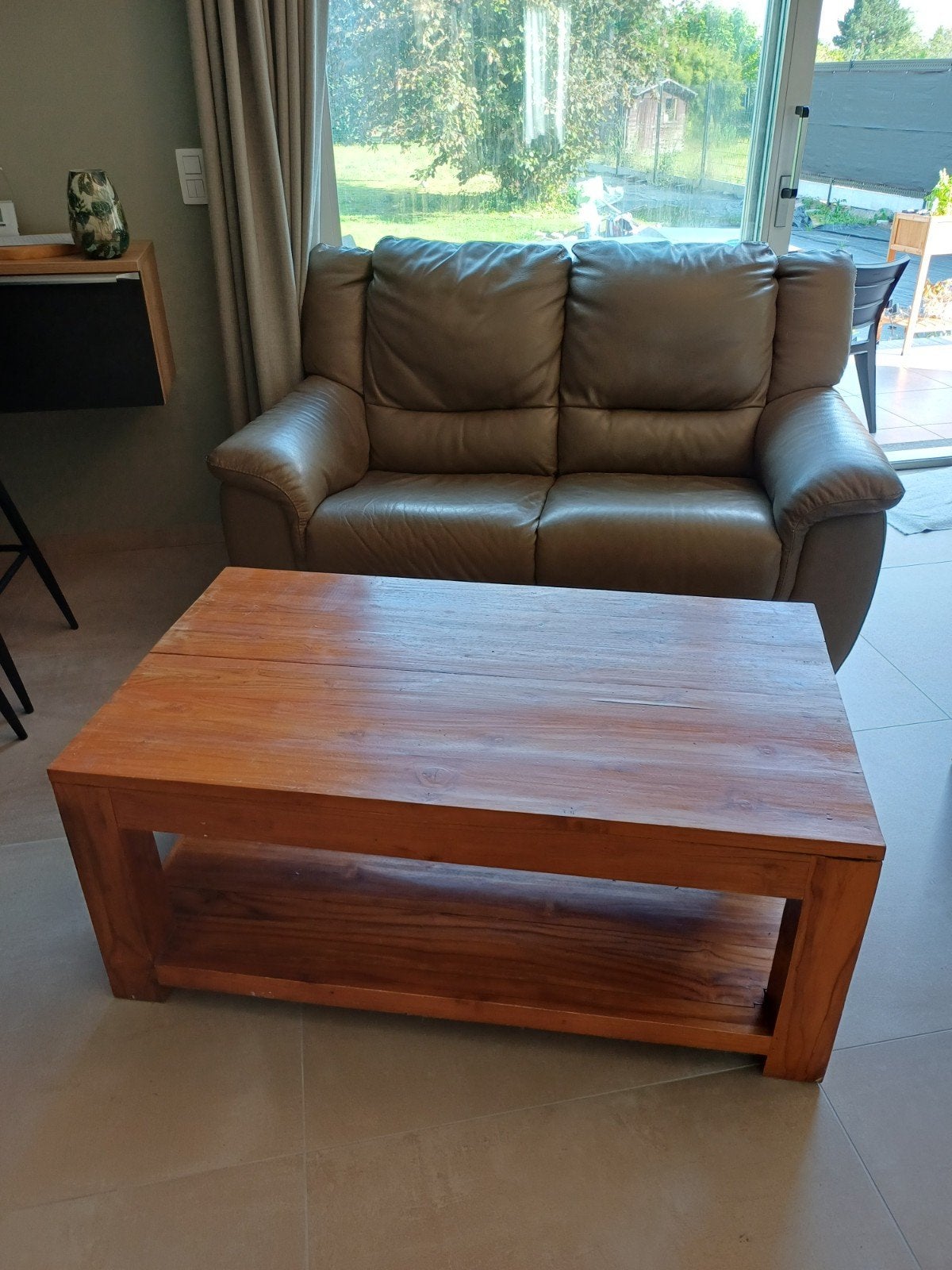 Canapé en cuir 2 places avec la table en teck, Maison & Meubles, Enlèvement, Teck
