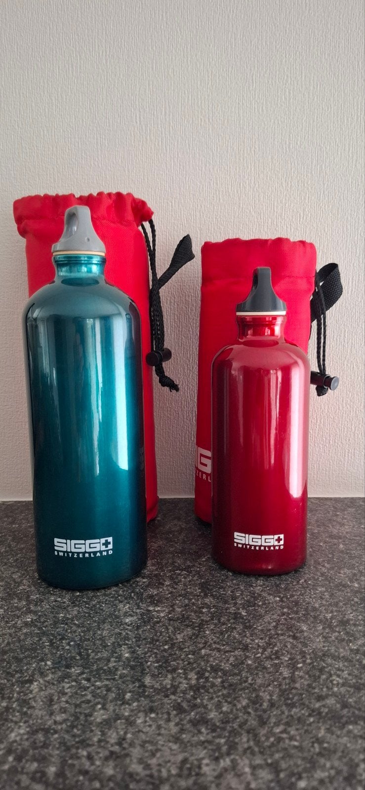 2 SIGG Traveller aluminium drinkflessen met nylon hoes, Ophalen of Verzenden, Zo goed als nieuw