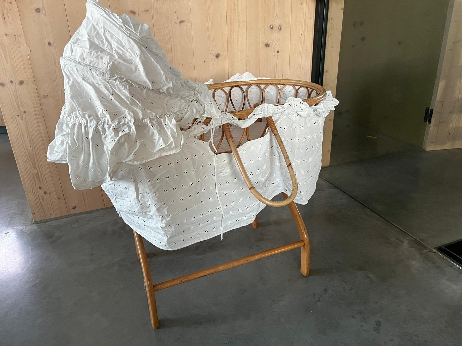 Houten vintage baby bed, Ophalen, Zo goed als nieuw