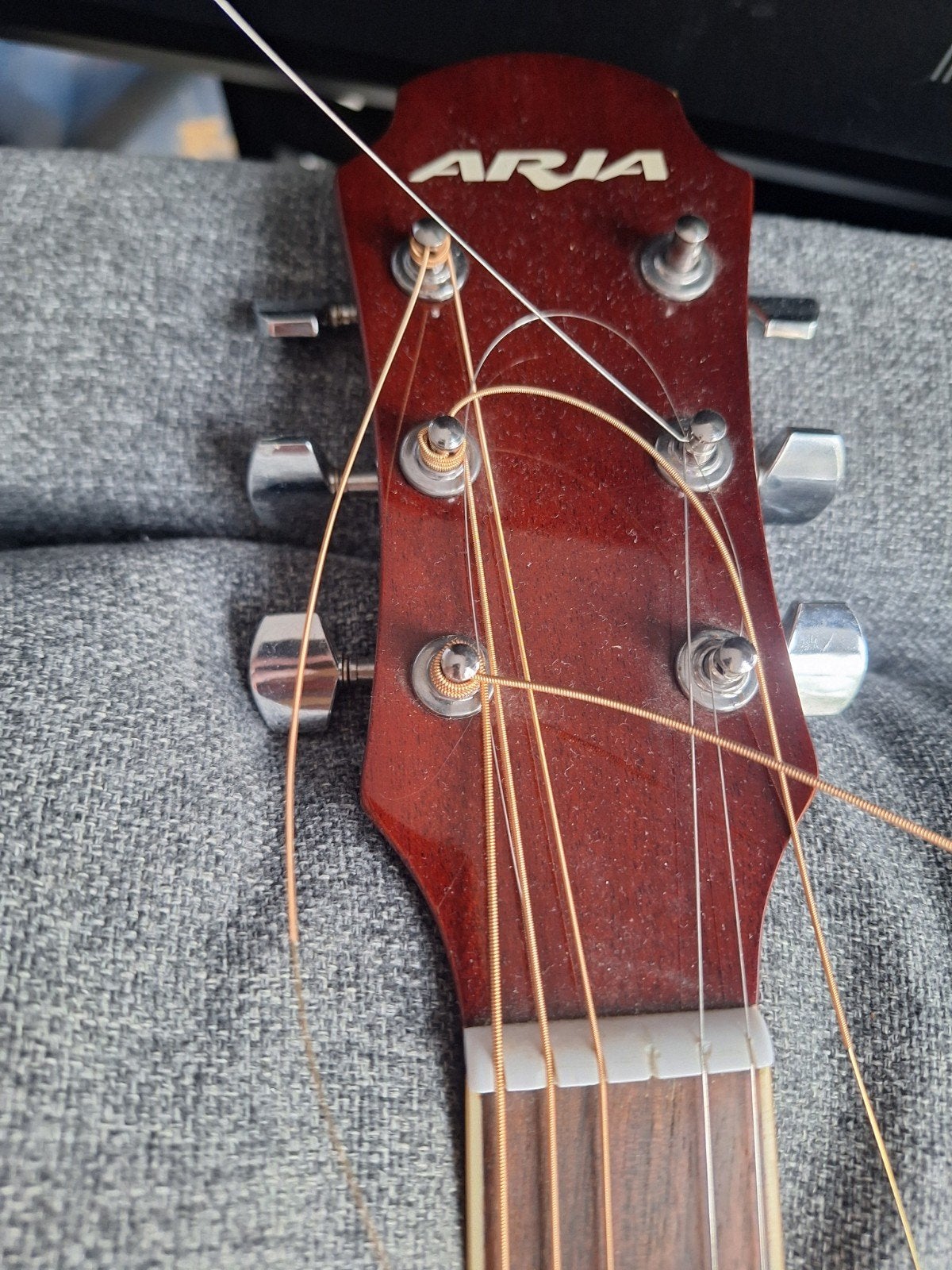 Aria gitaar, Ophalen