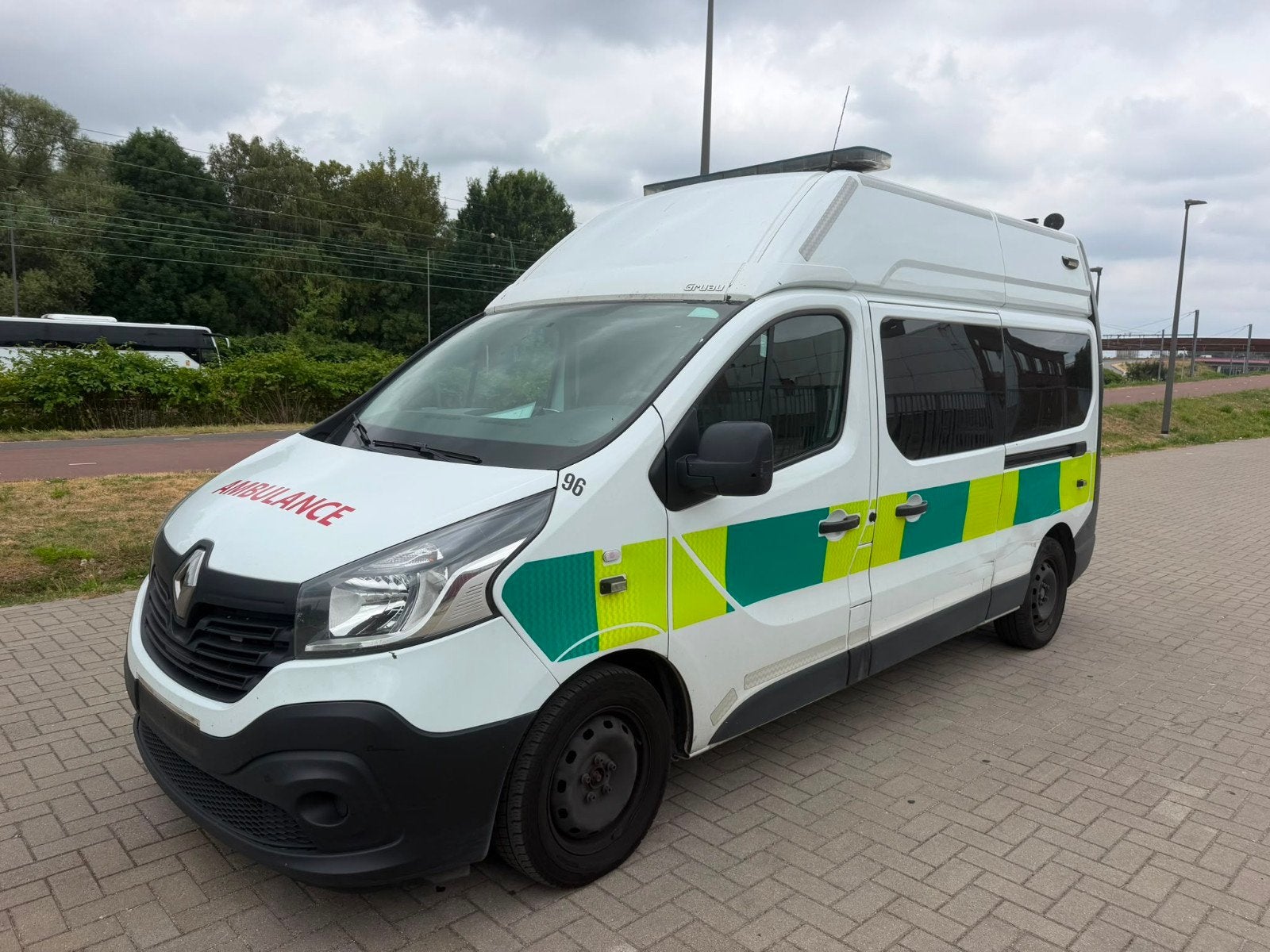 AMBULANCE RENAULT TRAFIC 1.6TDCI 2018 393000KM AIRCO EURO6B, Autos, Achat, Euro 6, 3 places, Boîte manuelle