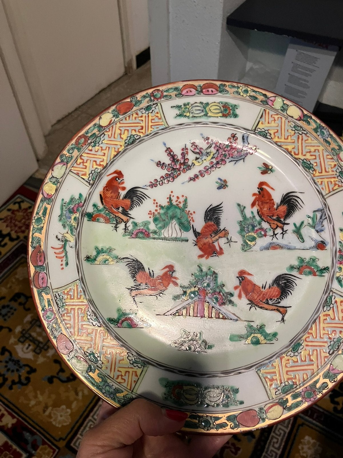Assiette en porcelaine de style chinois, décor coqs multicol, Antiquités & Art, Enlèvement