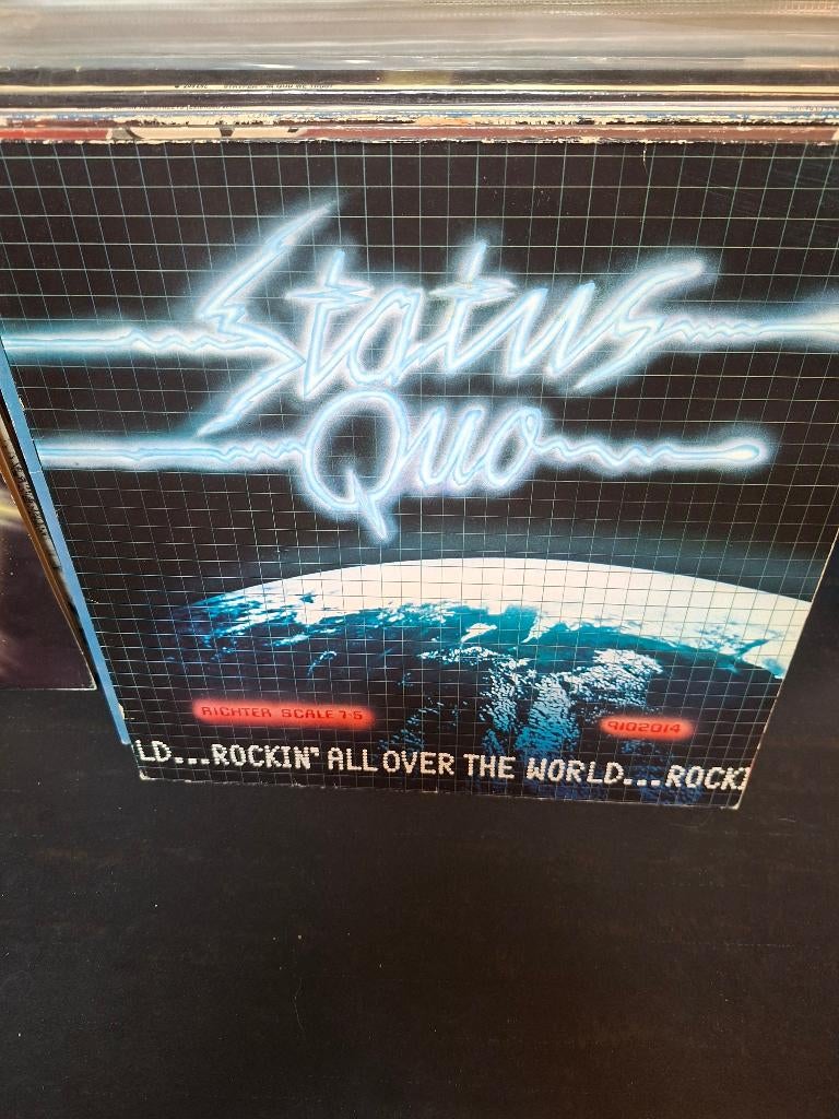 lp - status quo - rockin all over the world, Cd's en Dvd's, Vinyl | Hardrock en Metal, Gebruikt, Fotohoes, Inclusief binnenhoes
