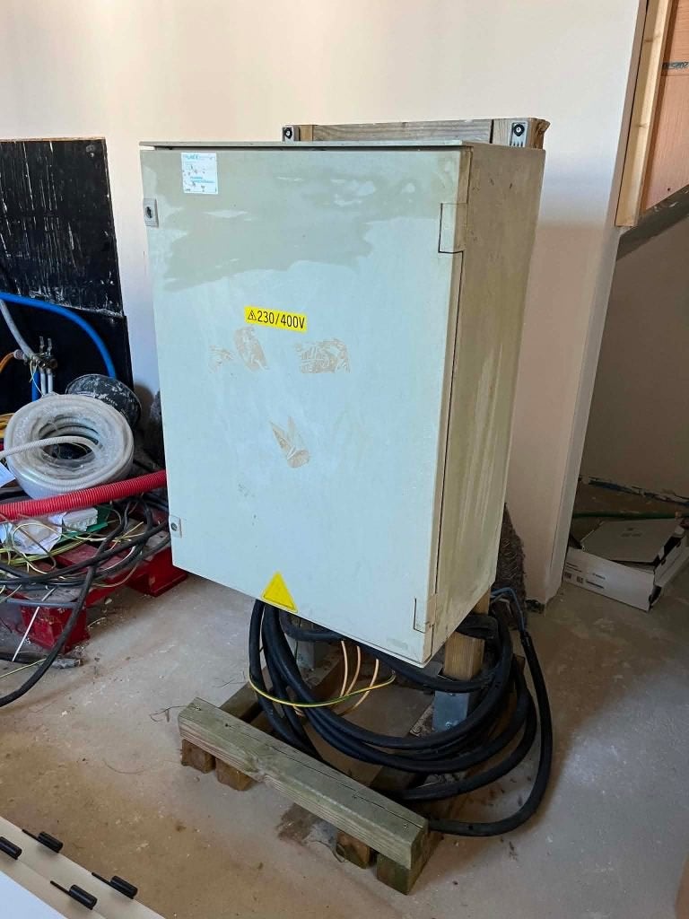 Werfkast op voet met aansluitingskabel, Doe-het-zelf en Bouw, Elektriciteit en Kabels, Ophalen, Gebruikt