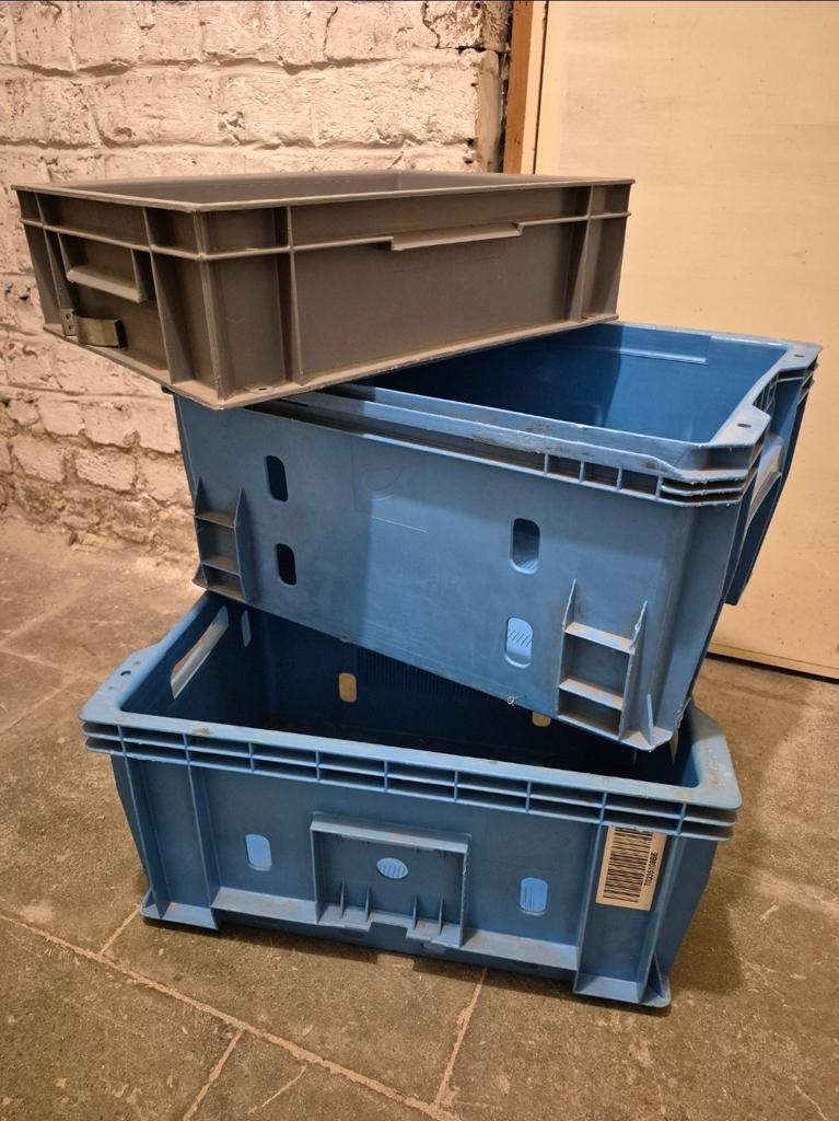 3 bac en plastique, Enlèvement