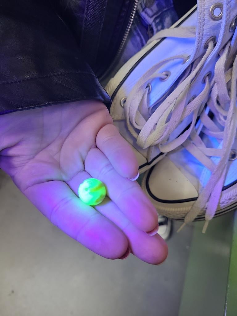 Vintage Uranium Glas Knikker – UV Glow – Vaseline Marble – O, Antiek en Kunst, Ophalen