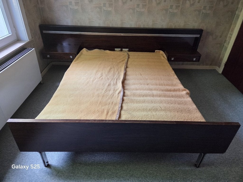 Lit double vintage 140 cm avec tables de chevet flottantes, Queen size, Vintage, 140 cm, Brun