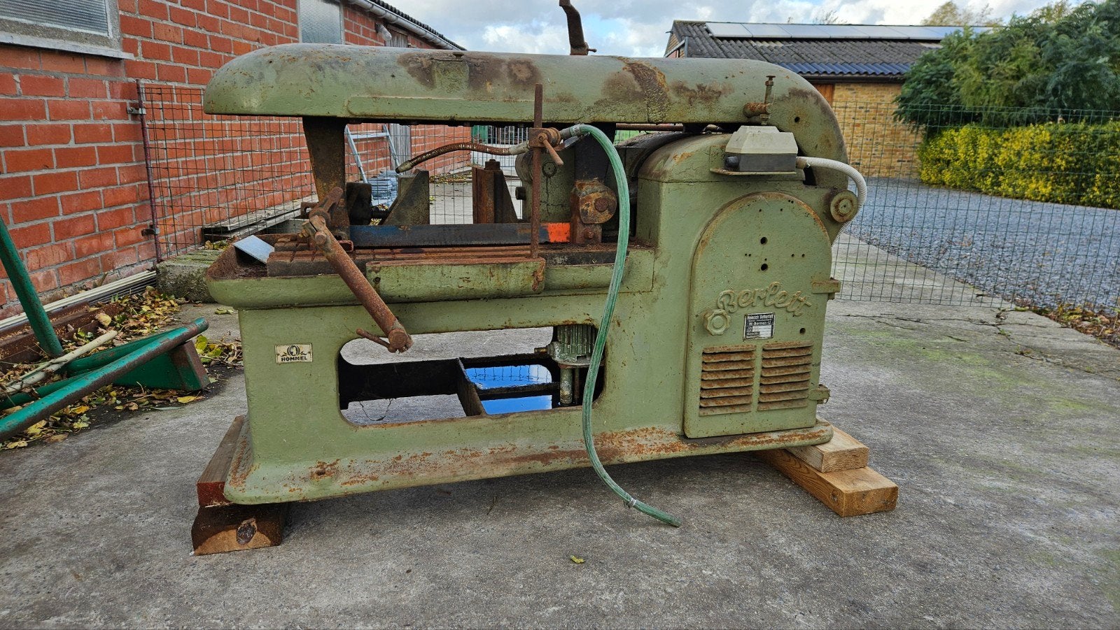 beugelzaagmachine Berlett, Ophalen
