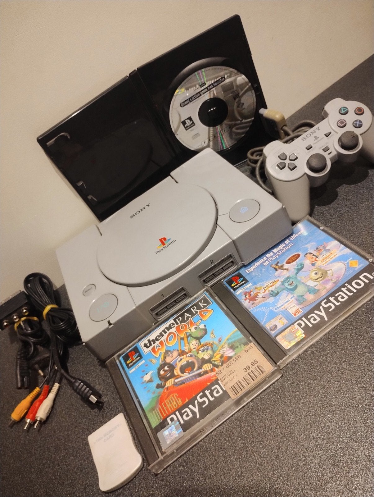 Sony Playstation 1 Lot Games, Memory Card & Controller, Games en Spelcomputers, Ophalen of Verzenden, Met 1 controller