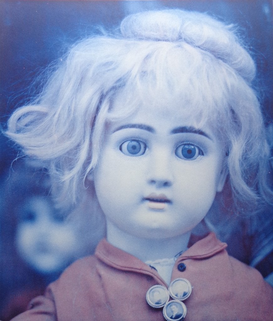 KARIN SZEKESSY / BLAUE PUPPE / KLEURZEEFDRUK / 65x50cm / SIG, Antiquités & Art, Art | Lithographies & Sérigraphies, Signé, Enlèvement ou Envoi