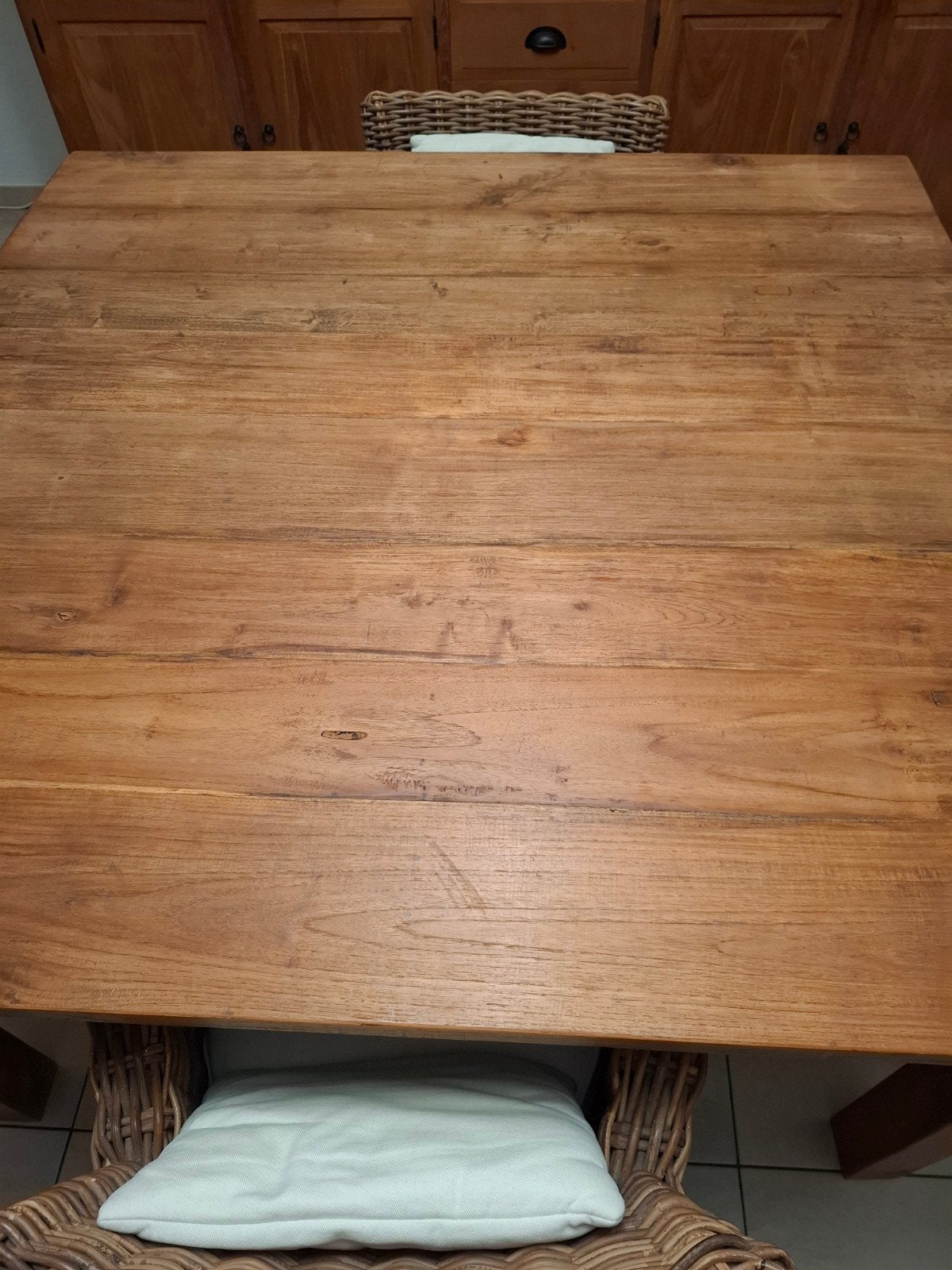eettafel in teak met 4 rieten stoelen, Huis en Inrichting, Ophalen, Zo goed als nieuw, Landelijke stijl, 4 tot 6 stoelen