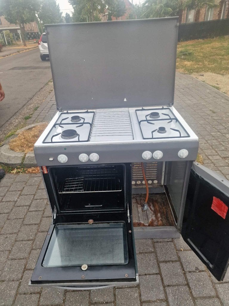 Cuisinière au gaz bonbonne indesit fonctionne parfaitement, Electroménager, Gaz, 4 zones de cuisson, Enlèvement, Utilisé