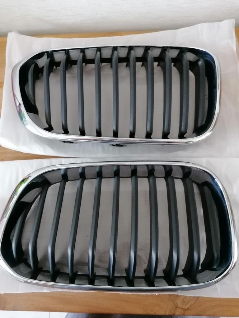 Splinternieuwe nieuwe bmw 116i roosters +spiegelkapjes., Motoren, Ophalen