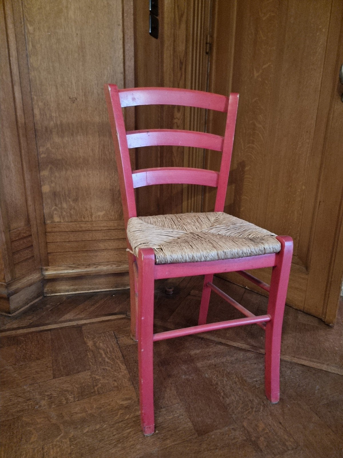 Chaise en bois rouge assise rotin parfait état, Maison & Meubles, Chaises, Enlèvement, Rouge, Bois