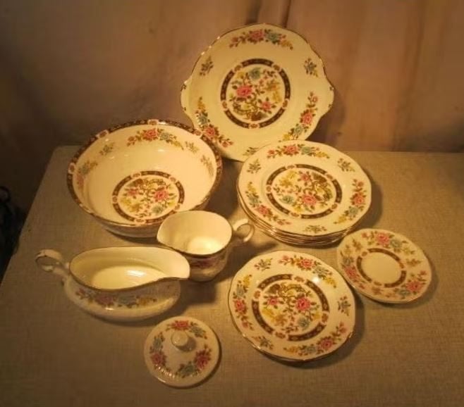 Belle vaisselle ancienne en porcelaine - Queen's Rosina, Enlèvement ou Envoi