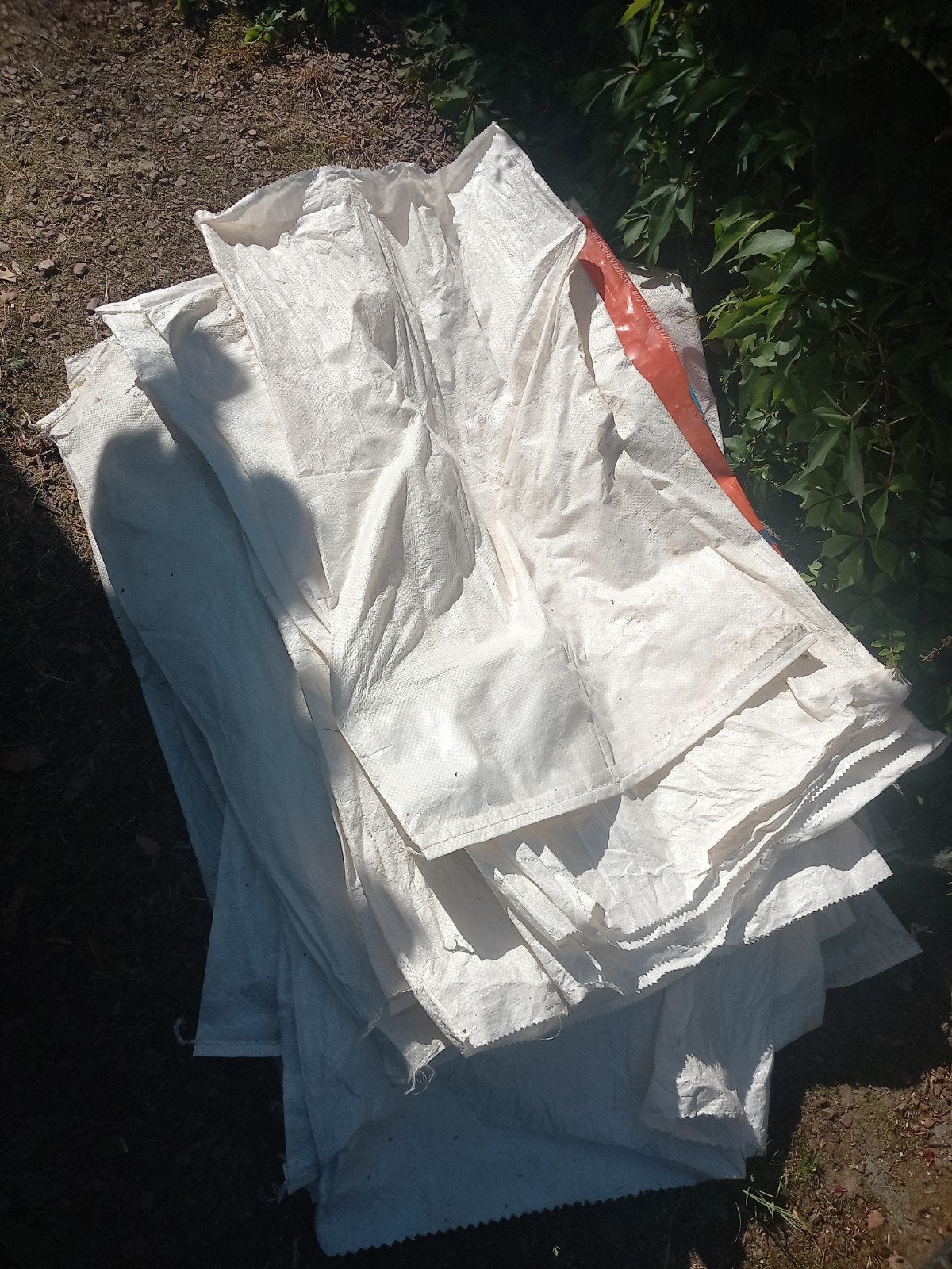 Environ 25 sacs vides  pour dechets de construction