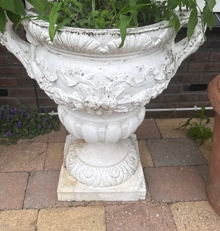 Set van 2 klassieke gietstenen tuinvazen op voet  76 cm hoog, Tuin en Terras, Ophalen, Gebruikt