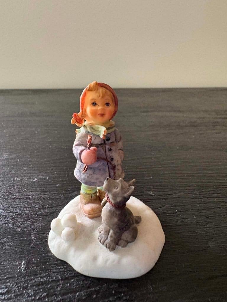 Hummel Goebel miniatuur winter met hond, Verzamelen, Ophalen of Verzenden, Zo goed als nieuw, Hummel