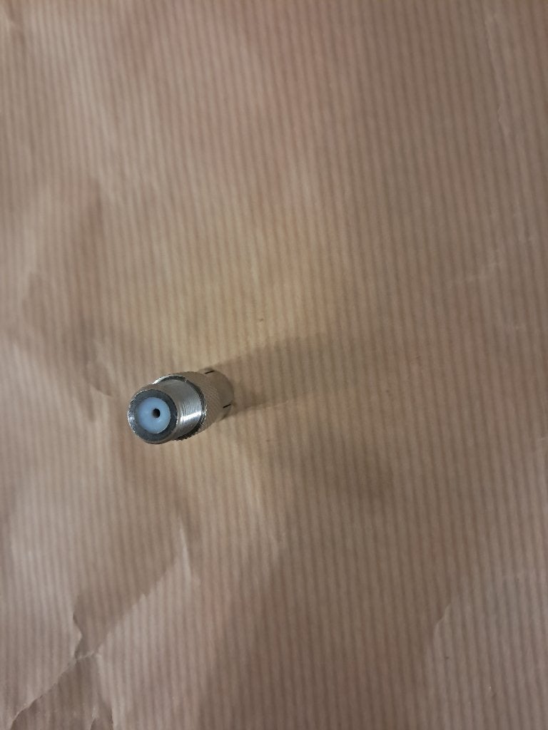 Un adaptateur - connecteur femelle antenne TV vers prise F., TV, Hi-fi & Vidéo, Antennes paroboliques, Enlèvement