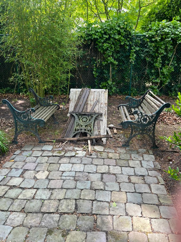 Gietijzeren onderstel tafel en 2 banken antiek, Tuin en Terras, Ophalen, Zo goed als nieuw