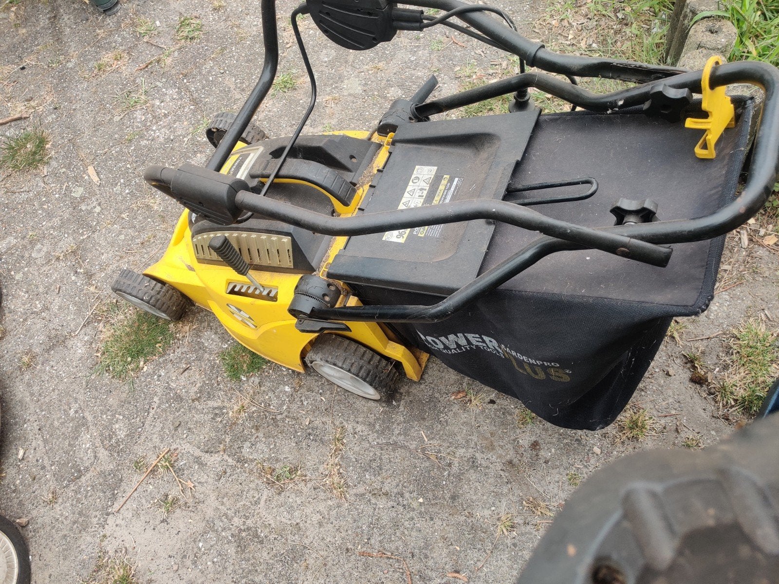 Powerplus grasmaaier, Ophalen